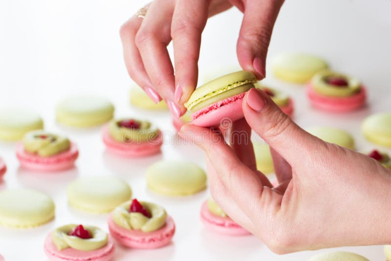 Un primer dulce francés de la variedad de los macarrones de la delicadeza colou de los macarrones foto de archivo libre de regalías Un primer dulce francés de la variedad de los macarrones de la delicadeza colou de los macarrones foto de archivo libre de regalías