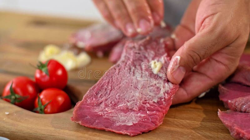 Un primer plano de un chef frotando mantequilla en un trozo de carne metrajes