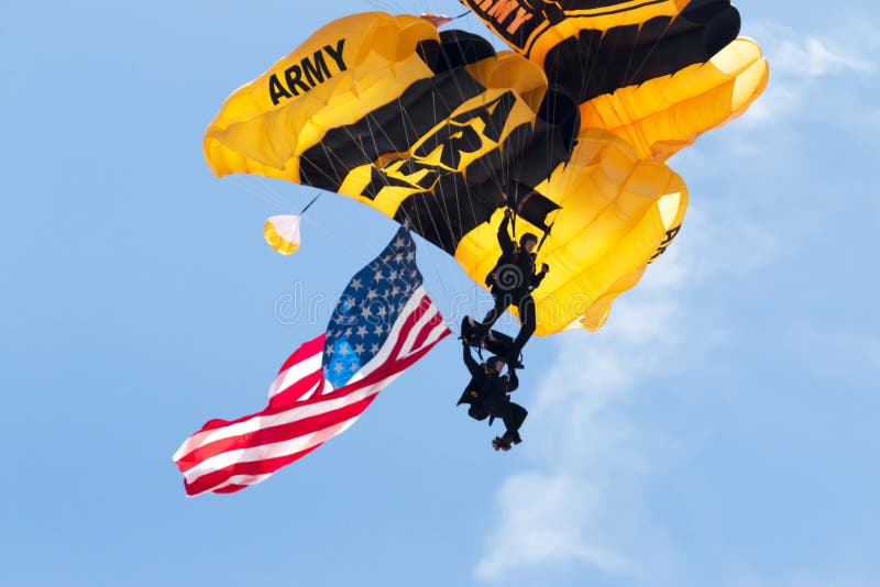 Un primo piano di due paracadutisti dell'esercito americano con la bandiera americana