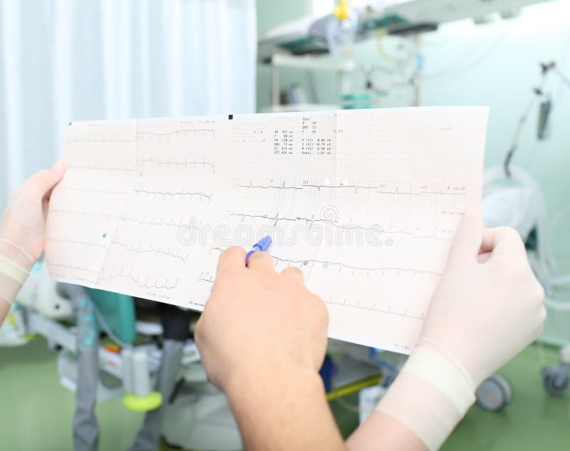 Un primo piano di un cardiogramma esplicativo di due medici del paziente fotografia stock libera da diritti Un primo piano di un cardiogramma esplicativo di due medici del paziente fotografia stock libera da diritti