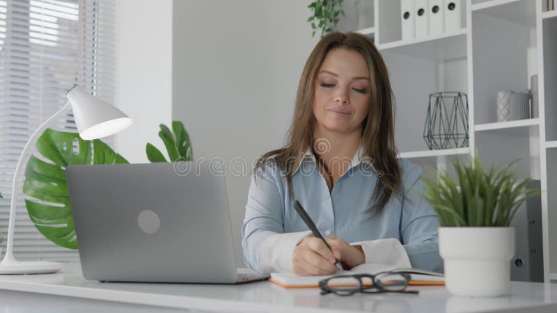 Un profesional dedicado y enfocado participa activamente en su trabajo a distancia en una moderna y bien equipada oficina almacen de video
