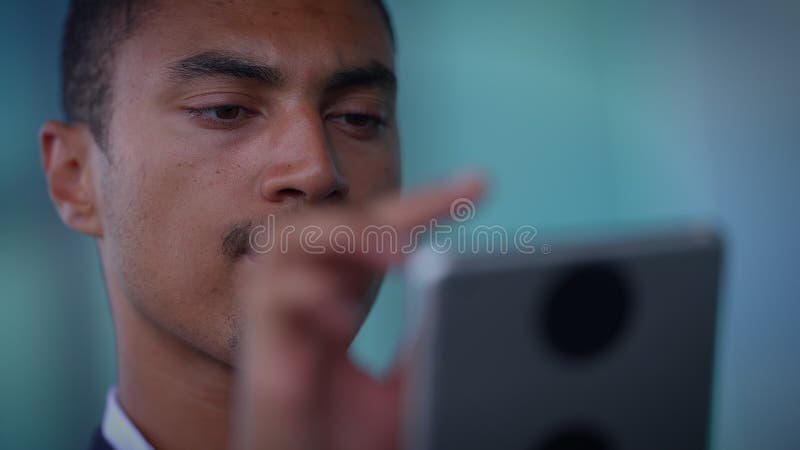 Un profesional enfocado y hábil que se involucre activamente con la tecnología de vanguardia almacen de video