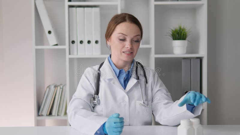 Un profesional médico dedicado activamente a proporcionar una consulta y una atención completas al paciente dentro de un almacen de metraje de vídeo