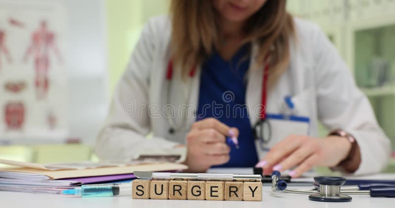 Un profesional médico que participa activamente en el proceso de preparación quirúrgica almacen de video