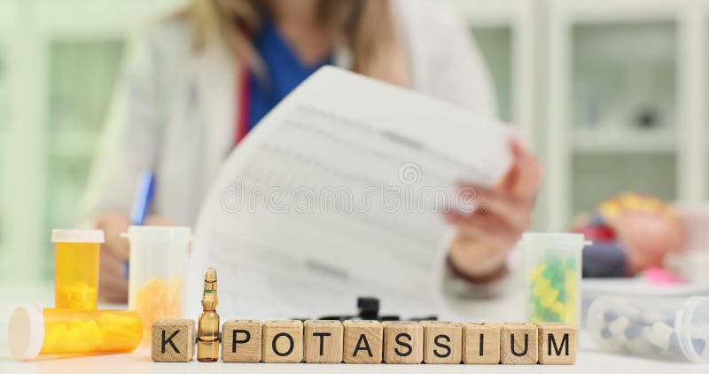 Un profesional médico tiene una receta para un suplemento de potasio para la salud del paciente metrajes