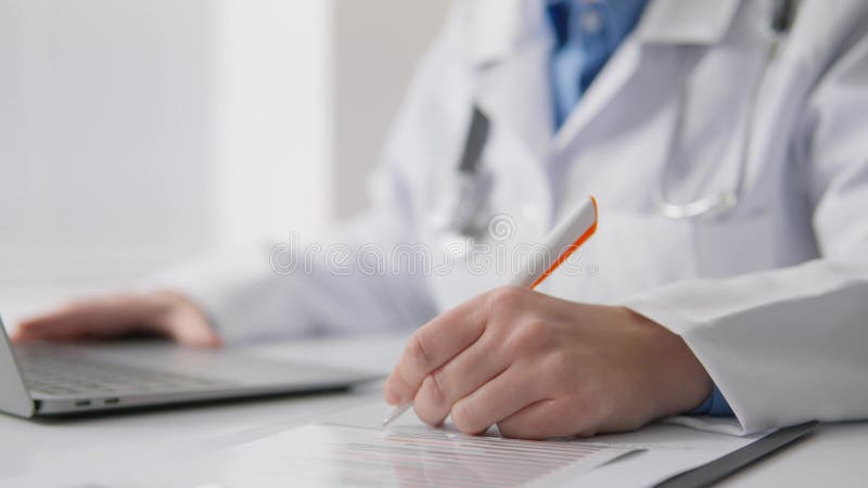 Un profesional sanitario dedicado participa activamente en el importante proceso de documentación del paciente, garantizando almacen de video