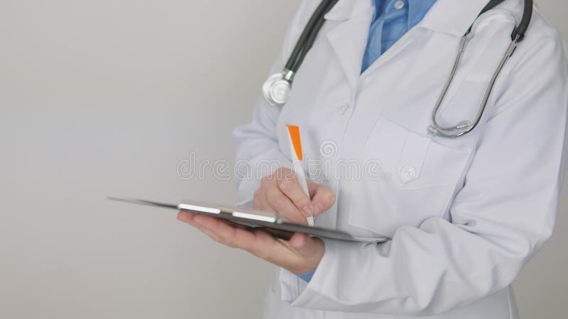 Un profesional sanitario dedicado que participe activamente en la gestión y supervisión de los sistemas digitales de registro de p almacen de metraje de vídeo