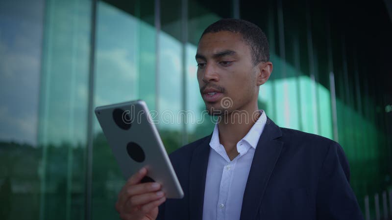 Un profesional utiliza una tableta en una ciudad concurrida para aumentar la productividad y la eficiencia almacen de video