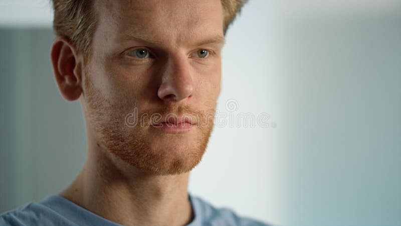 Un profesionist concentrat care are în vedere lucrul la distanță la locul de muncă la domiciliu. stock photos
