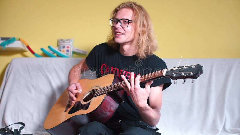 Un professeur de musique joue de la guitare acoustique clips vidéos