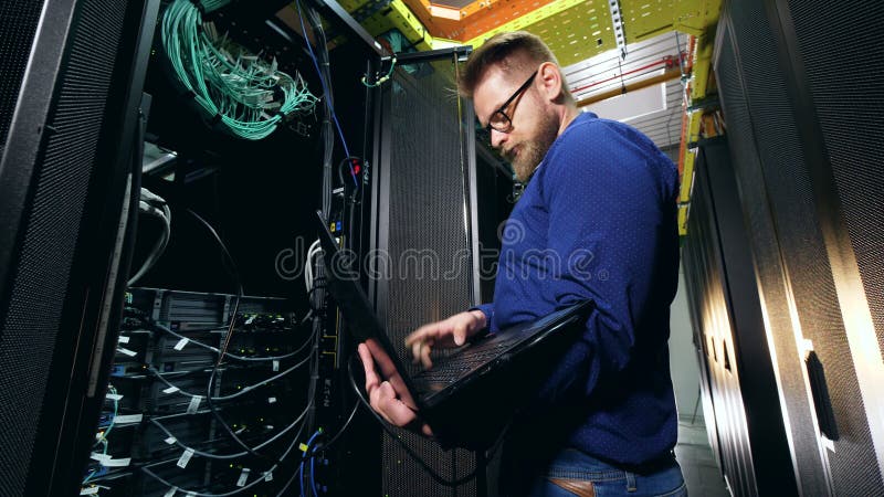 Un programmatore, specialista IT, lavora con i server