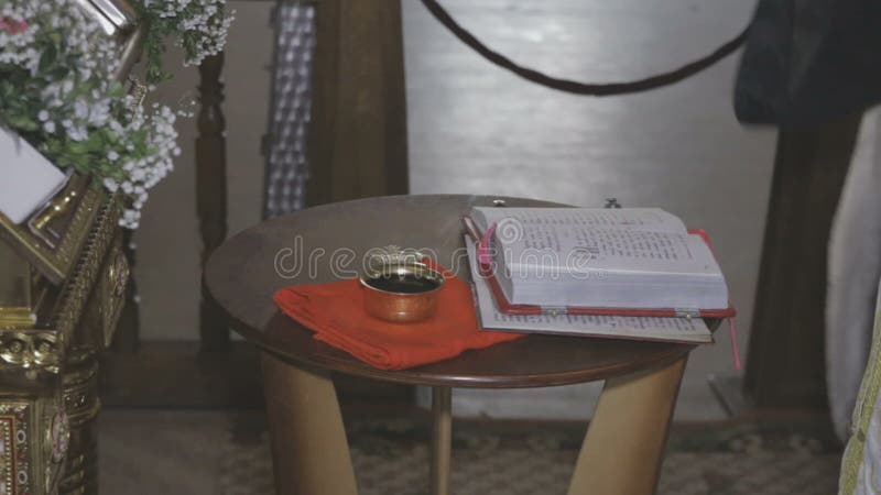 Un prêtre dans l'église lit une prière