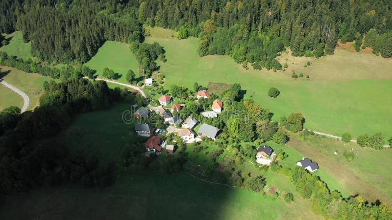 Un pueblo tradicional situado en el verde campo del macizo de la chartreuse