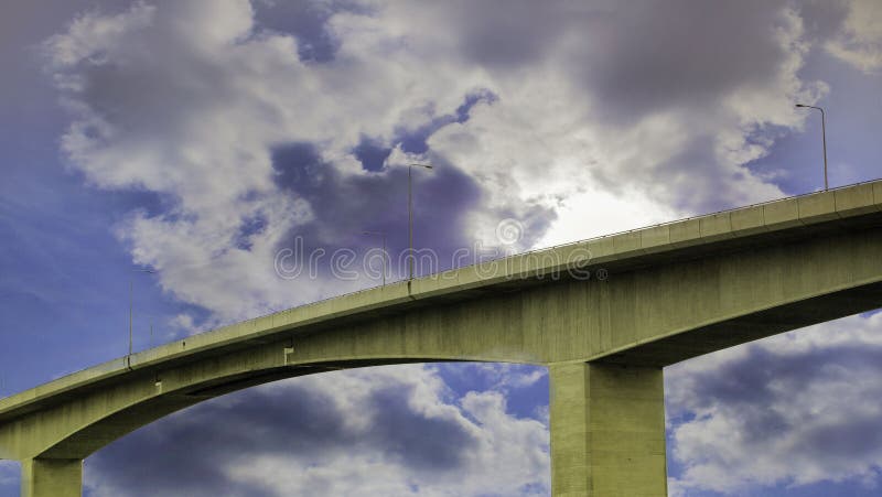 Un puente que estira a través de un cielo dramático fotos de archivo libres de regalías Un puente que estira a través de un cielo dramático fotos de archivo libres de regalías
