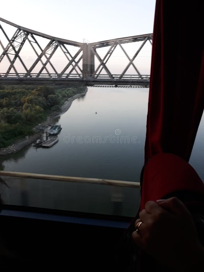Un puente sobre el agua foto de archivo Un puente sobre el agua foto de archivo