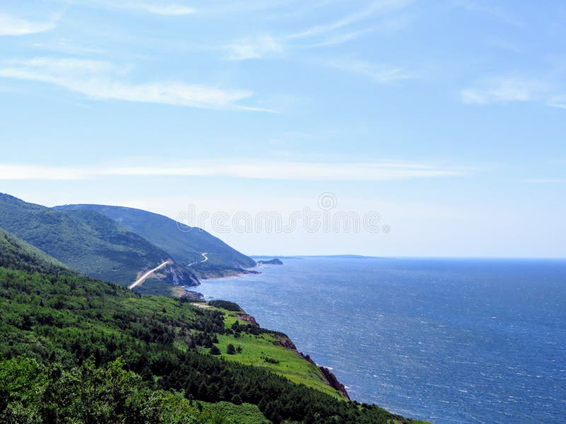 Un punto di vista distante di Cabot Trail sull'isola del Capo Bretone, Nova Scotia, Canada La bella strada principale costiera fo fotografie stock Un punto di vista distante di Cabot Trail sull'isola del Capo Bretone, Nova Scotia, Canada La bella strada principale costiera fo fotografie stock