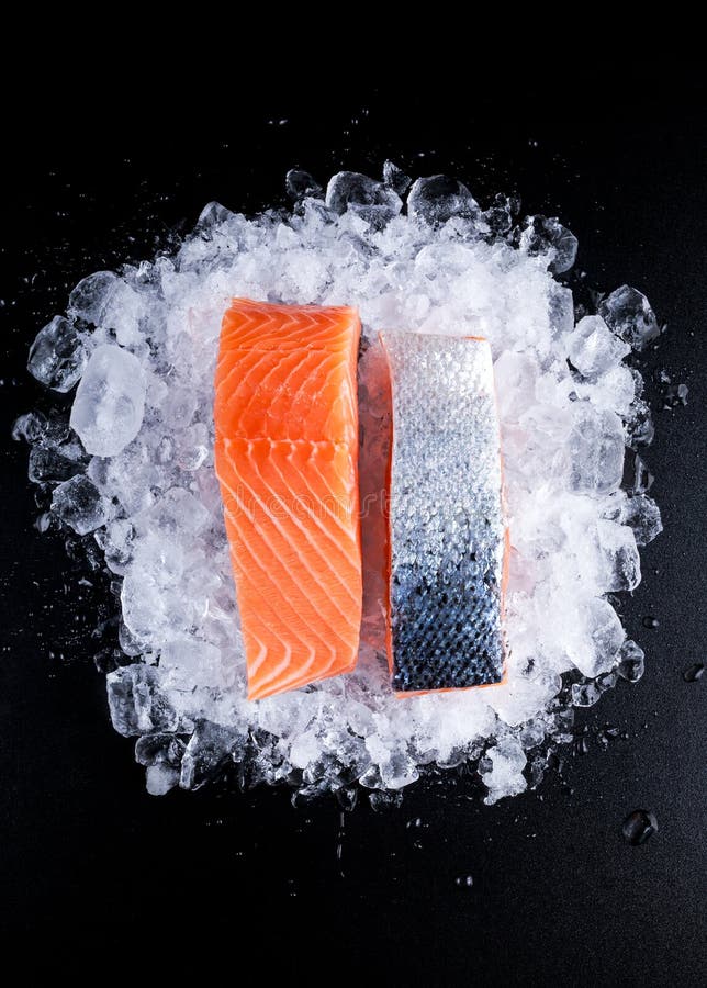 Un raccordo crudo fresco di due salmoni su ghiaccio fotografia stock Un raccordo crudo fresco di due salmoni su ghiaccio fotografia stock