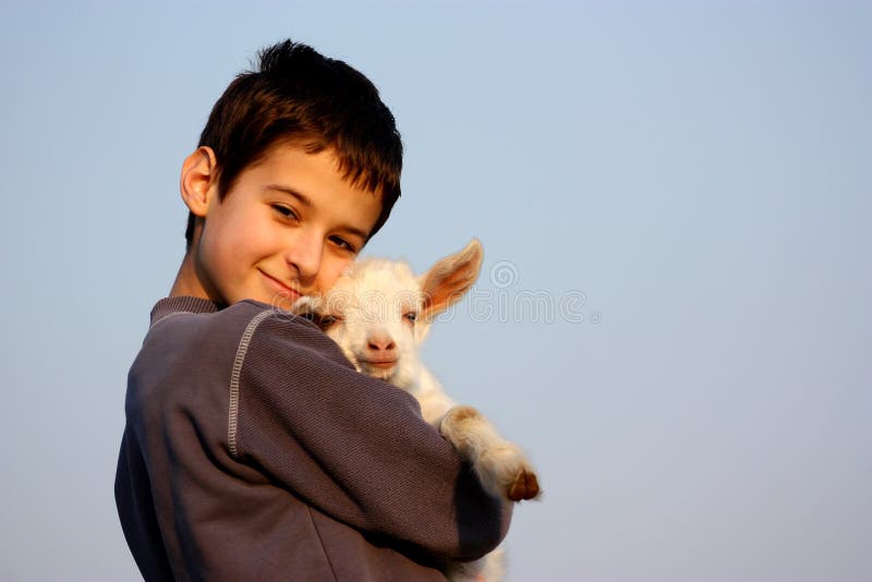 Un ragazzo con la capra fotografie stock libere da diritti Un ragazzo con la capra fotografie stock libere da diritti