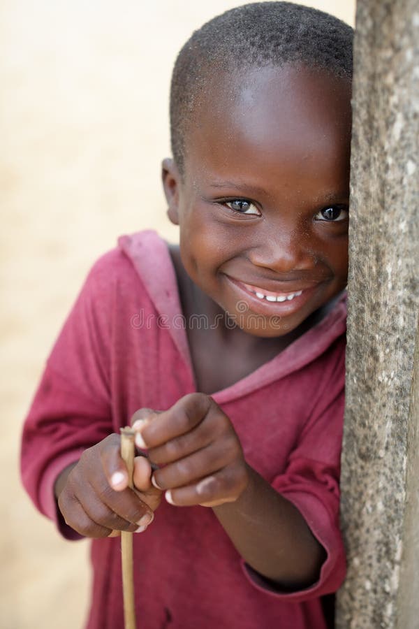 Un ragazzo nei bassifondi a Accra, Ghana fotografie stock libere da diritti Un ragazzo nei bassifondi a Accra, Ghana fotografie stock libere da diritti