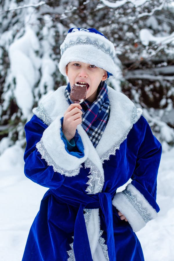 Moroz, Personaggio Di Natale Russo. Padre Gelo Con Una Borsa Di Regali in  Una Foresta Innevata. Inverno Immagine Stock - Immagine di gelo, uomo:  205092817