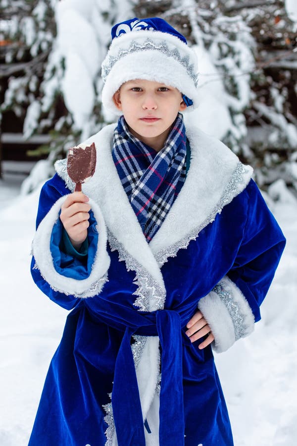 Moroz, Personaggio Di Natale Russo. Padre Gelo Con Una Borsa Di Regali in  Una Foresta Innevata. Inverno Immagine Stock - Immagine di gelo, uomo:  205092817