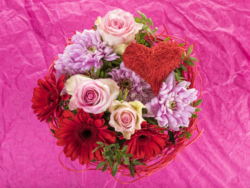 Un Ramo De Flores Con Las Dalias De Flores De Gerber De Roses Y El Adorno  En Forma De Corazón Foto de archivo - Imagen de rojo, regalo: 174059840