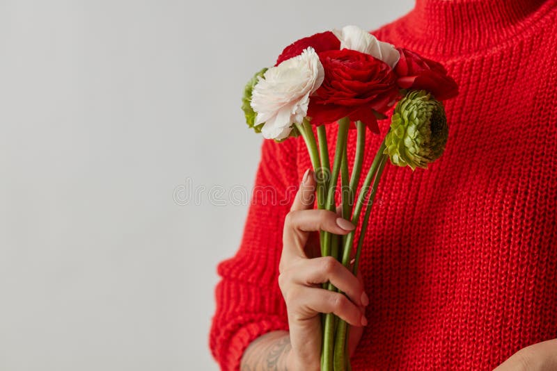Un ramo de mujer brillante de las flores frescas se sostiene en manos en un fondo gris con el espacio de la copia Tarjeta del día fotos de archivo Un ramo de mujer brillante de las flores frescas se sostiene en manos en un fondo gris con el espacio de la copia Tarjeta del día fotos de archivo