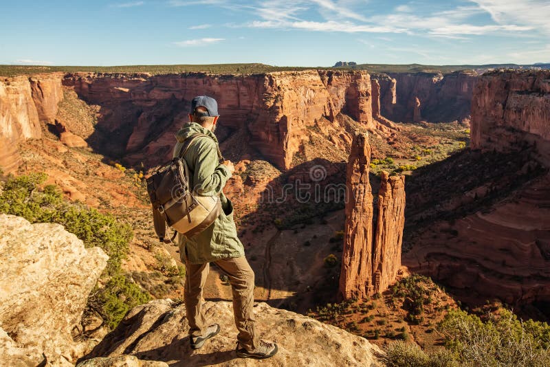 Un randonneur dans le monument national de Chelly de canyon photographie stock Un randonneur dans le monument national de Chelly de canyon photographie stock
