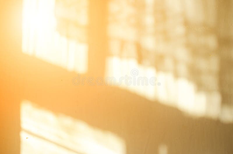 Un rayon de soleil jaune brille par un rideau en style rustique
