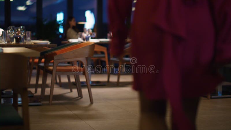 Ir Al Trabajo Del Restaurante Hombre Con Ropa Informal Y Mochila En El  Interior Imagen de archivo - Imagen de elegante, serio: 165761485