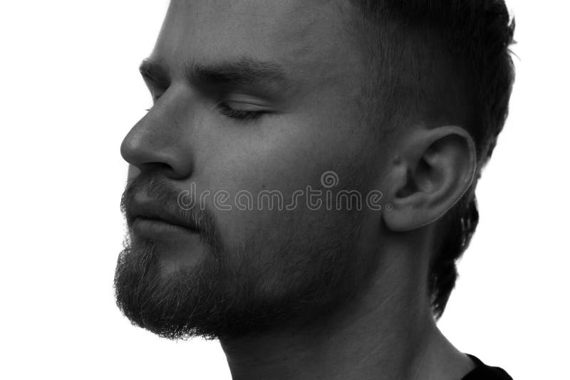 Un retrato blanco y negro de un hombre apuesto con los ojos cerrados. imagen de archivo libre de regalías