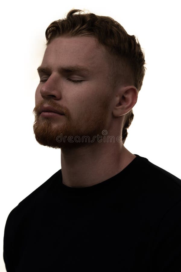 Un retrato de un bello hombre europeo. foto de archivo
