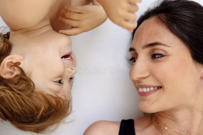 Un retrato de clausura en el perfil de una madre que ríe y un niño lindo. Una mujer sonriente y su hijo pequeño están tendidos sob ilustración del vector