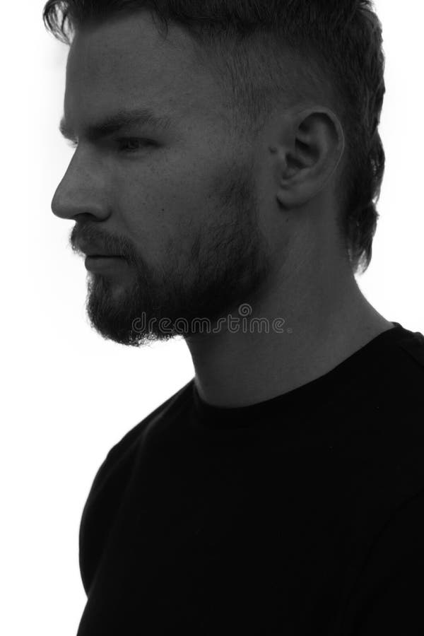 Un retrato en blanco y negro de un joven. fotografía de archivo