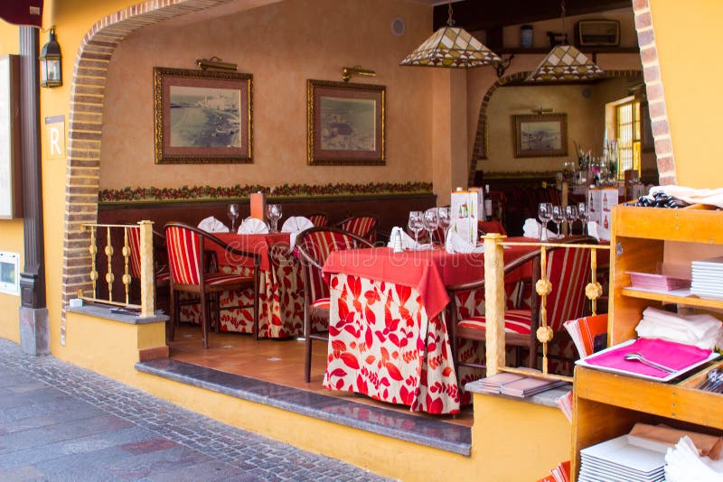 Un ristorante e un caffè spagnoli atmosferici tipici con sulla via e le facilità dell'interno di cibo immagine stock libera da diritti Un ristorante e un caffè spagnoli atmosferici tipici con sulla via e le facilità dell'interno di cibo immagine stock libera da diritti