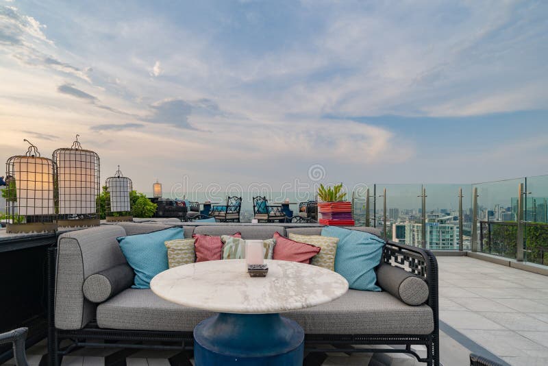 Un ristorante o una terrazza di bar con tavola sul tetto dell'hotel, un edificio ad alta ascesa con vista in città immagini stock libere da diritti
