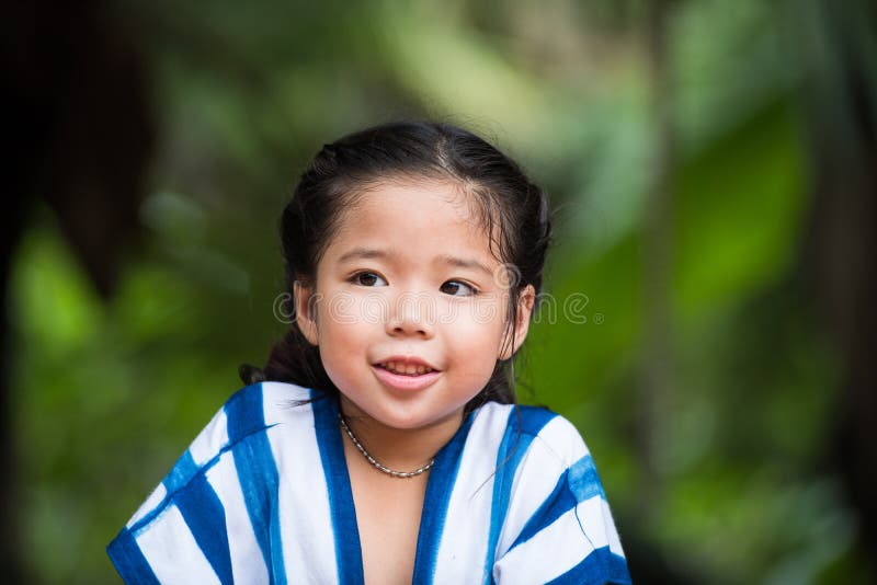 Un ritratto asiatico sveglio della ragazza con il fronte dolce di sorriso immagini stock Un ritratto asiatico sveglio della ragazza con il fronte dolce di sorriso immagini stock