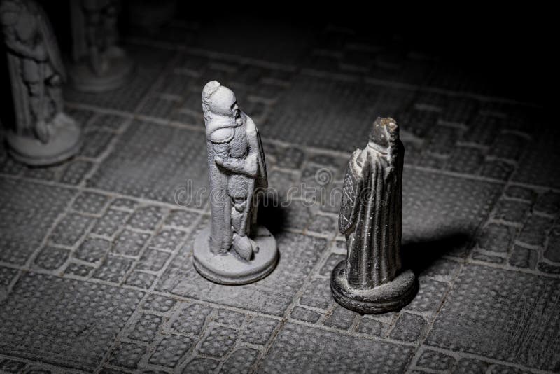 Un ritratto bianco e nero di due soldati pezzi di una partita di scacchi che si affrontano all'inizio del duello strategico. la