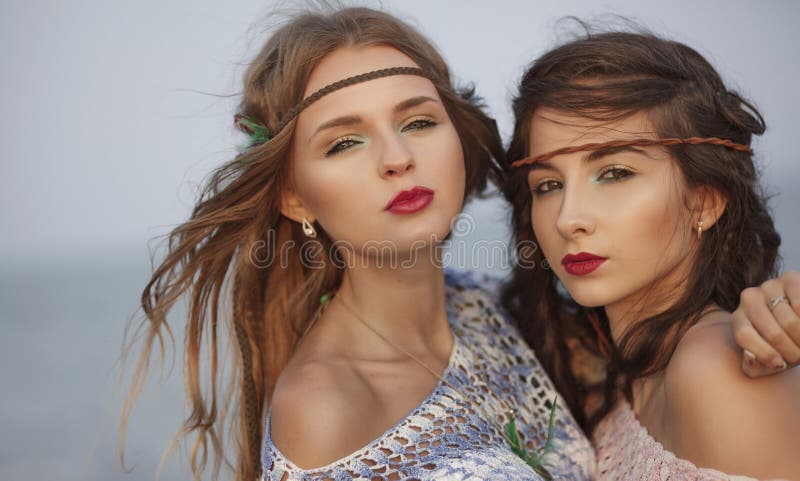 Un ritratto d'annata di bella donna due nello stile di boho che esamina fotografia stock libera da diritti Un ritratto d'annata di bella donna due nello stile di boho che esamina fotografia stock libera da diritti