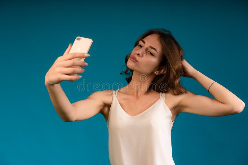 Un ritratto da vicino di lei, bella, affascinante, incantevole, incantevole, incantevole ragazza dai capelli lisci fotografia stock libera da diritti Un ritratto da vicino di lei, bella, affascinante, incantevole, incantevole, incantevole ragazza dai capelli lisci fotografia stock libera da diritti