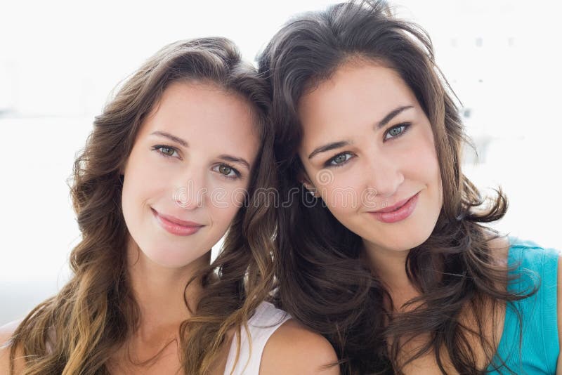 Un ritratto del primo piano di due giovani amici femminili sorridenti immagini stock Un ritratto del primo piano di due giovani amici femminili sorridenti immagini stock