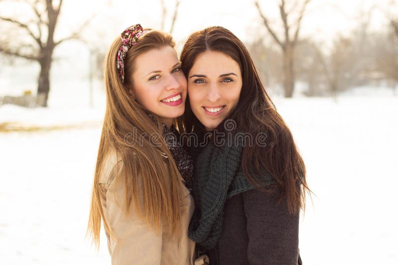 Un ritratto di due belle donne fotografia stock