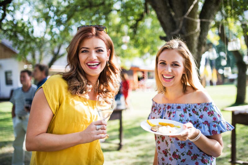 Un ritratto di due donne su una celebrazione di famiglia o su un partito del barbecue fuori nel cortile