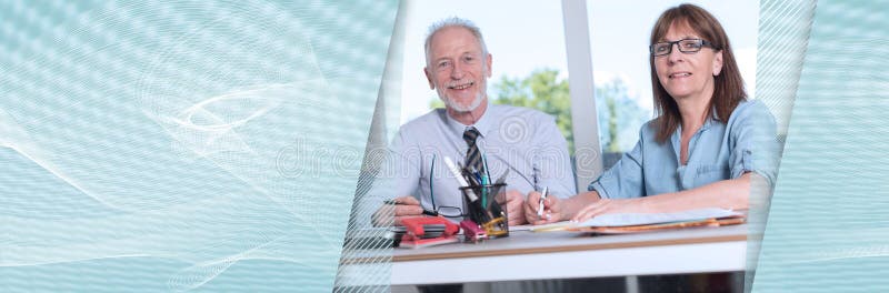 Un ritratto di due genti di affari che lavorano insieme Bandiera panoramica fotografie stock Un ritratto di due genti di affari che lavorano insieme Bandiera panoramica fotografie stock