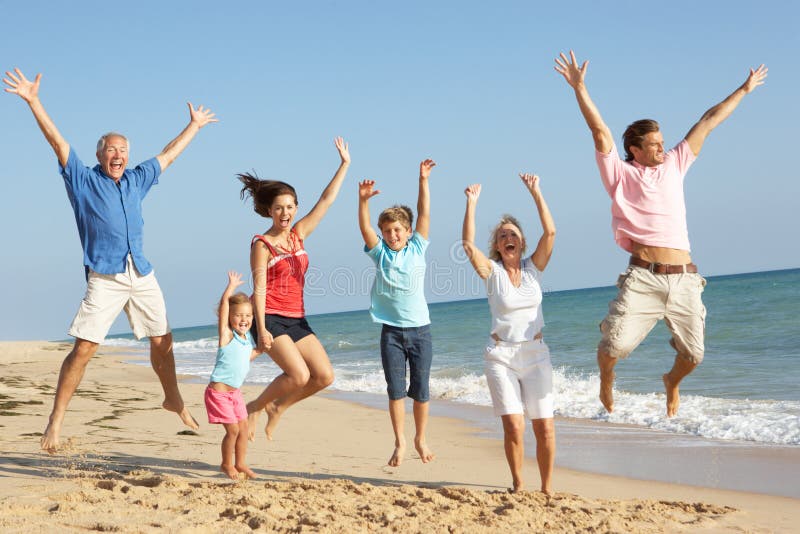 Un ritratto di una famiglia delle tre generazioni sulla spiaggia fotografia stock libera da diritti Un ritratto di una famiglia delle tre generazioni sulla spiaggia fotografia stock libera da diritti