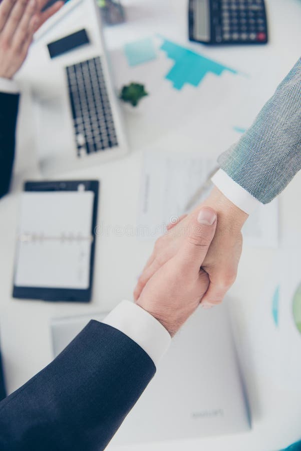 Un ritratto di vista superiore di due partner classici eleganti che fanno handsha immagine stock libera da diritti Un ritratto di vista superiore di due partner classici eleganti che fanno handsha immagine stock libera da diritti