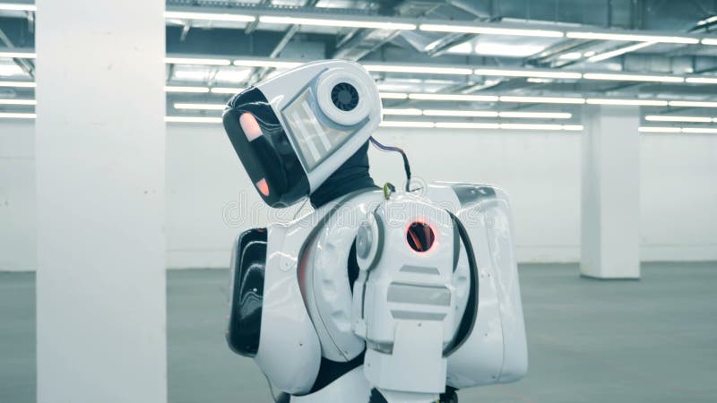 Un robot, l'androide futuristico, cyborg cammina in una stanza da solo Robot futuristico di umanoide video d archivio