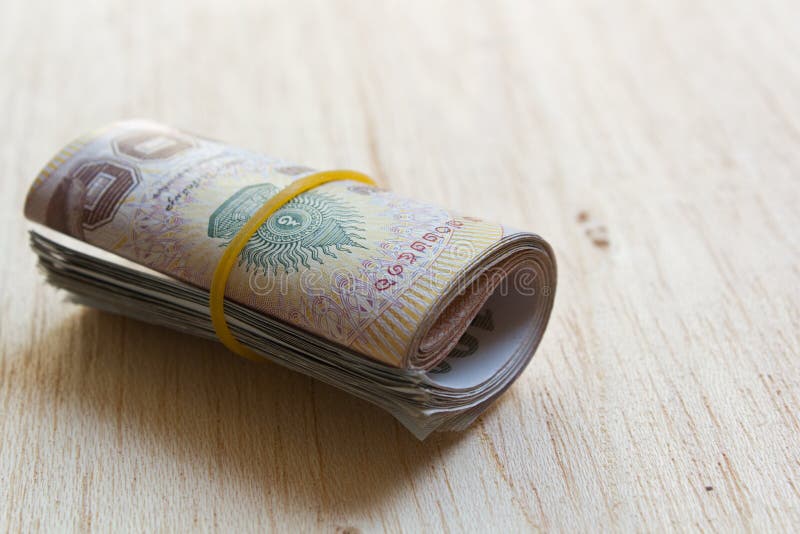 Un rollo del dinero tailandés. imágenes de archivo libres de regalías Un rollo del dinero tailandés. imágenes de archivo libres de regalías