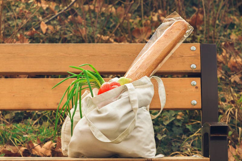 Un sac de coton complètement des légumes frais et naturels sur une surface en bois le concept de la réutilisation, l'absence d photographie stock Un sac de coton complètement des légumes frais et naturels sur une surface en bois le concept de la réutilisation, l'absence d photographie stock