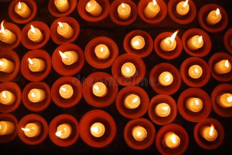 Un sacco di candele accendono insieme fotografia stock Un sacco di candele accendono insieme fotografia stock